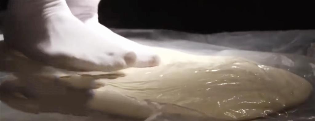 3种用脚踩出来的食物你知道吗,被迫吃下脚踩过的食物