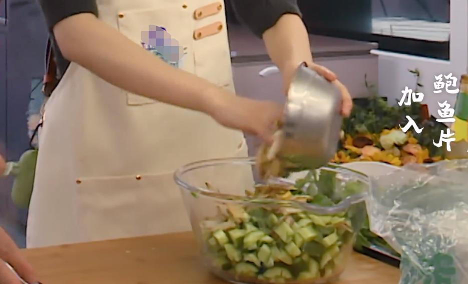 赵丽颖《中餐厅》备菜时舔手指,做菜直接上手,坏习惯太难改