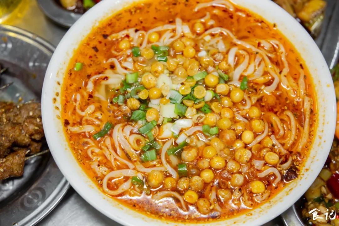 藏在襄阳定中街的铁板海鲜烧烤，不声不响的就火了23年....