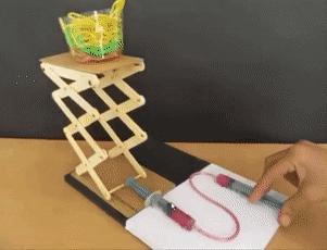 穷人的乐高什么样?印度大佬用垃圾做的玩具,火了