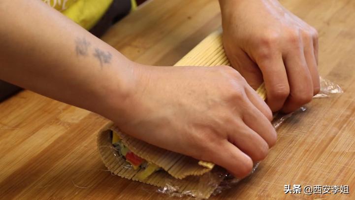 吃不完的寿司可以做蛋炒饭吗,剩米饭别做蛋炒饭了教你做寿司