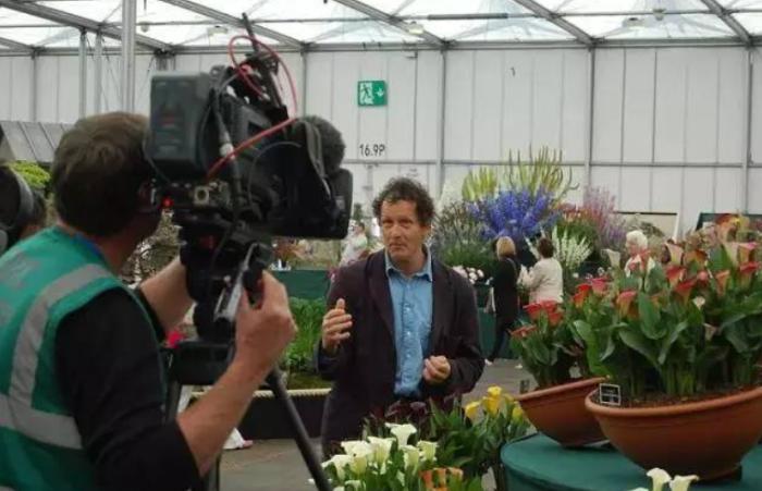 他经历破产、抑郁，却被植物治愈，成为BBC王牌节目主持人