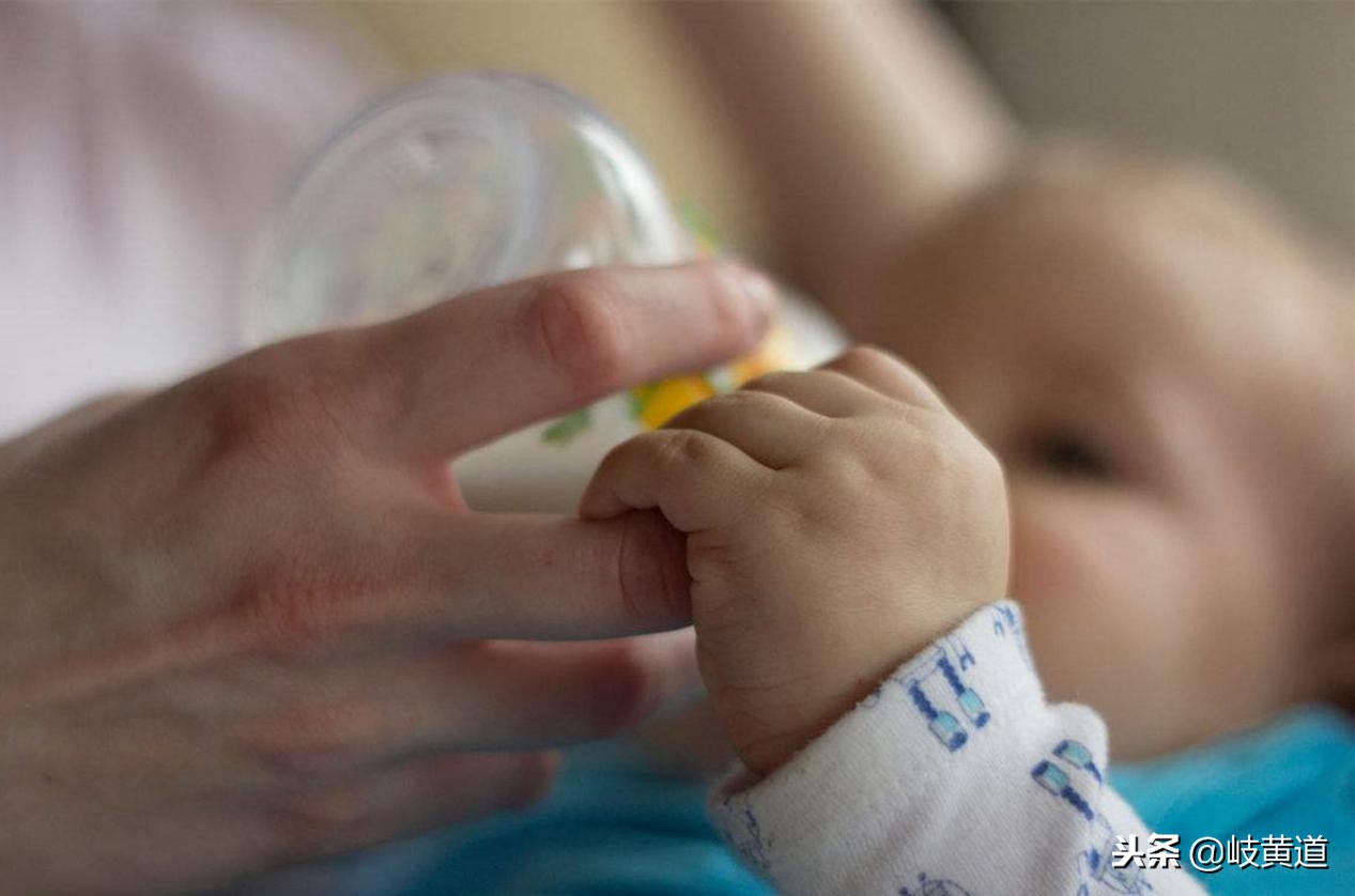 宝宝睡着后鼻子喷奶怎么回事,新生儿鼻子和嘴一起喷奶