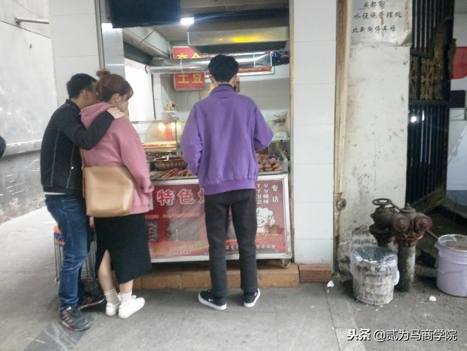 她专烤大猪蹄子,开店7年每天收入6000元