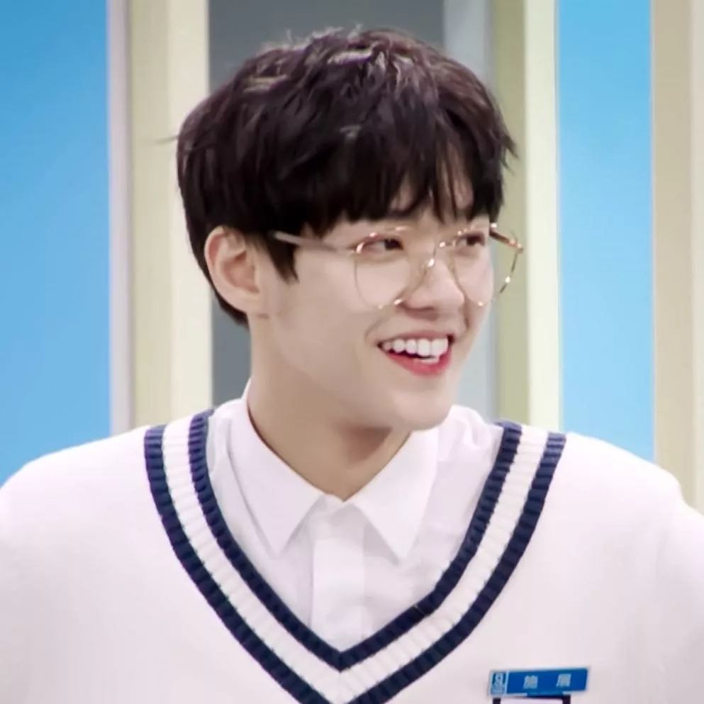 妖魔化的粉推经济:“站姐”真能轻松坐拥百万?|饭圈工种调查