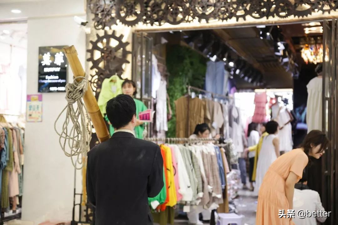 多福路上的女人