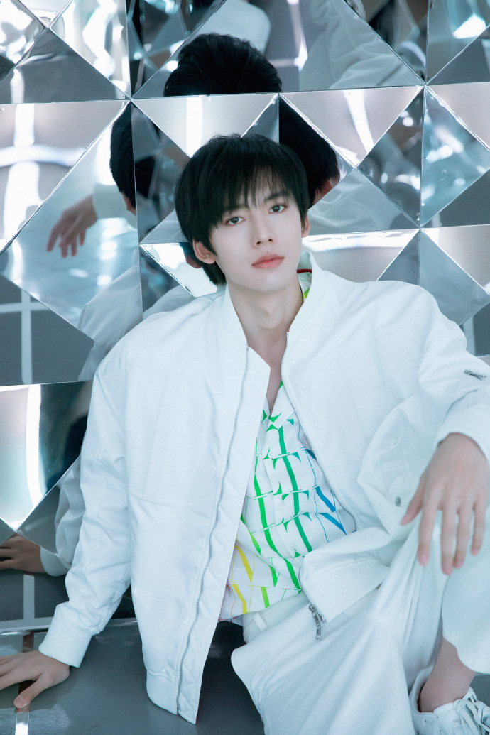 华伦天奴大秀红毯,华伦天奴粉红色红毯