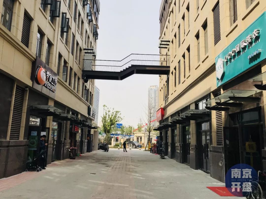 南京虹悦城附近房价,一路之隔房价差2万