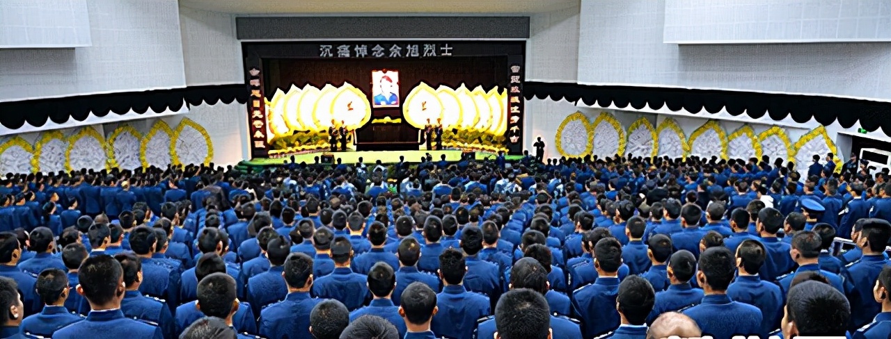 金孔雀余旭的最后一程:36万群众手捧菊花送别,墓前4架飞机模型