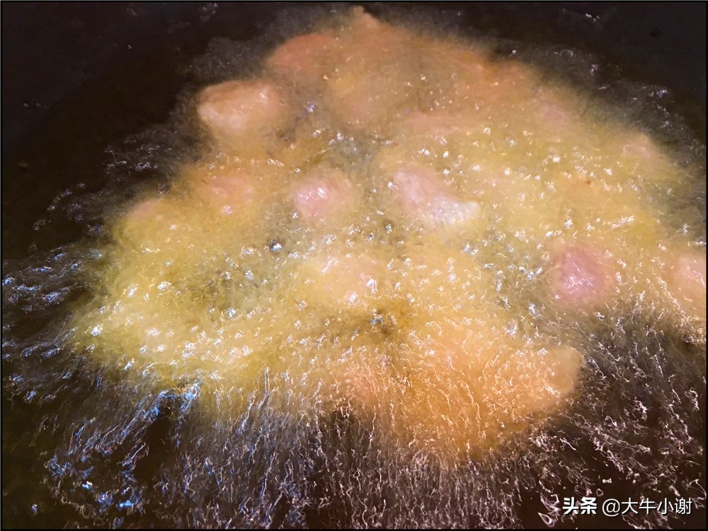 炸溜肉段时油温低会影响挂糊吗,东北溜肉段挂糊可以放泡打粉吗