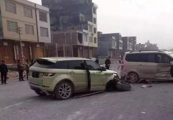 五菱宏光撞烂只剩轮毂还能跑,五菱宏光被撞坏了