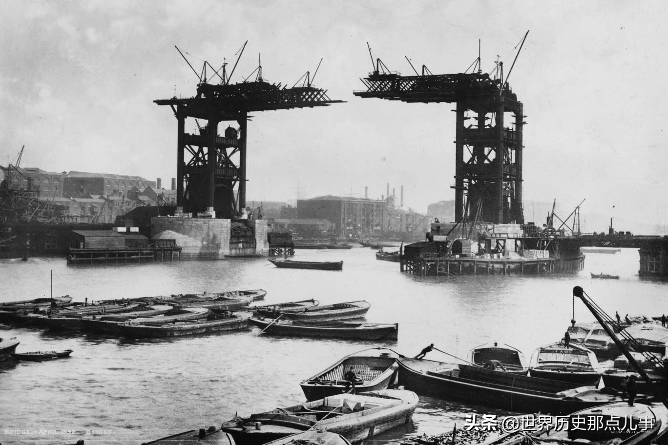 英国伦敦塔桥是如何建成的?来看1894年珍贵老照片,令人惊叹