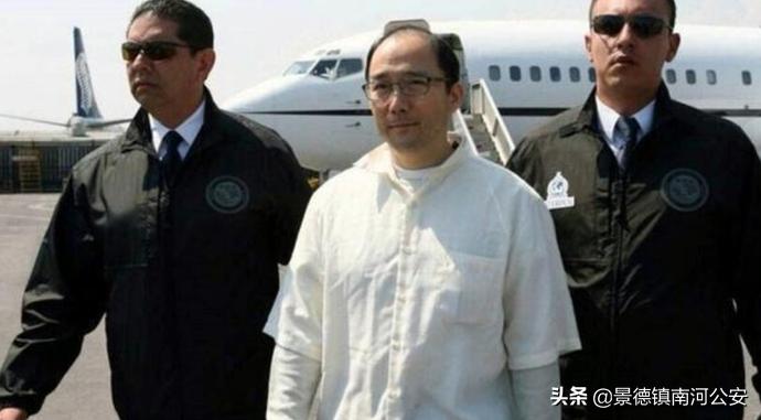 他被人称为华人毒王，用感冒药提炼原料，被捕时家里搜出两亿美金