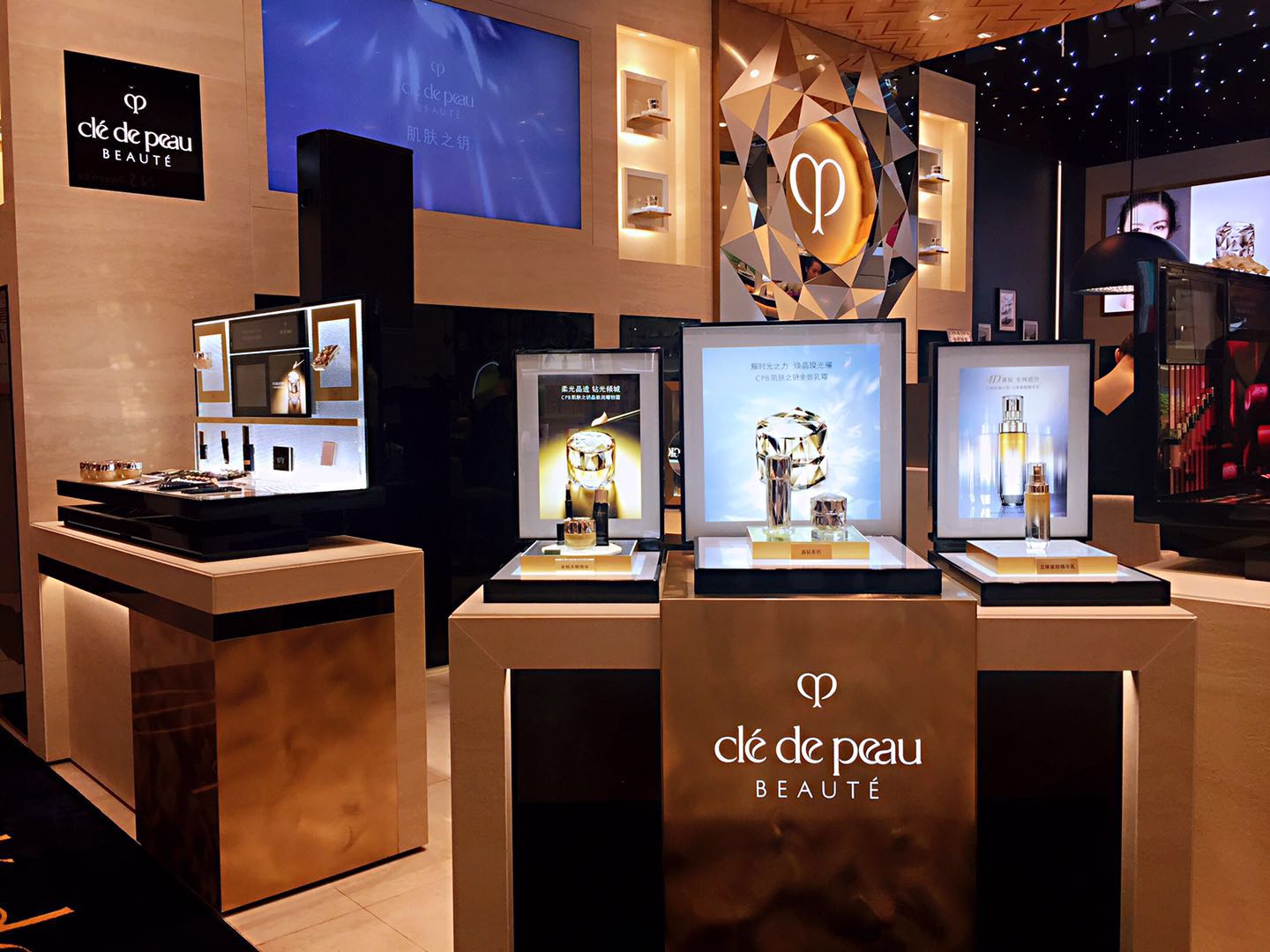 奢美密钥至臻尊耀CPB肌肤之钥璀璨亮相成都伊势丹