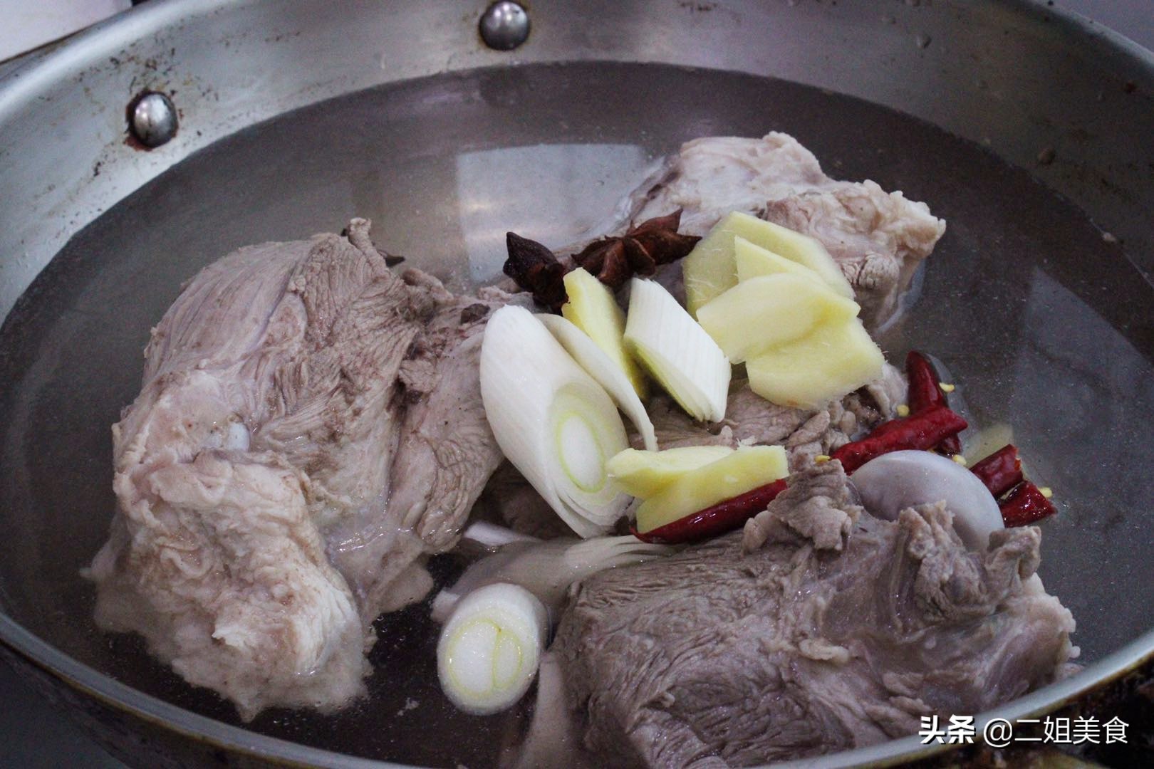 棒骨炖酸菜和什么菜一起吃比较搭,东北大骨头炖酸菜的正宗做法