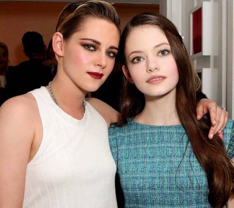 《暮光之城》里的他10年后大变样！27岁生日“暮光女”到场