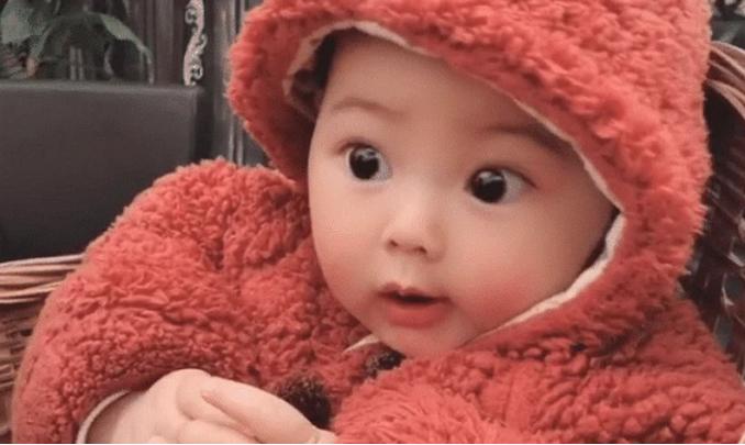 “背篓舅舅”意外走红,带娃搓麻将两不耽误,宝宝的表情太可爱