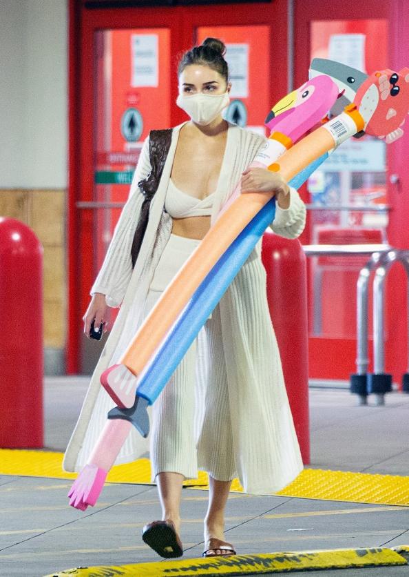 奥莉维亚·库尔普身穿长款条纹雪纺开衫,轻盈飘逸,仙气十足