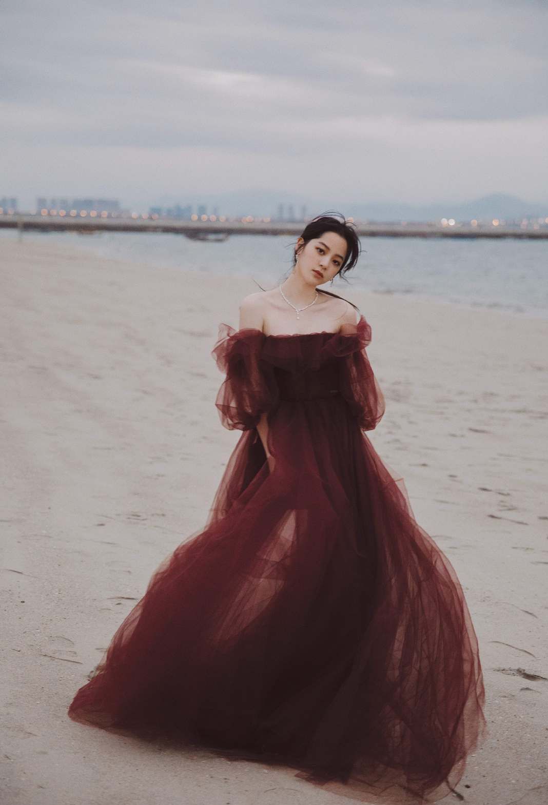 高圆圆一条土掉渣的碎花裙,高圆圆一袭长裙微露香背好看至极