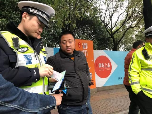 车年审过期被交警扣车怎么处理,没有年审被交警查到怎么办
