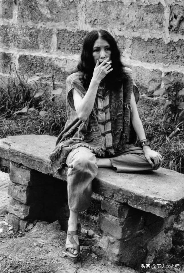 三毛在成都街头流浪：眼神忧郁哀伤，短短三个月后在台湾自缢身亡