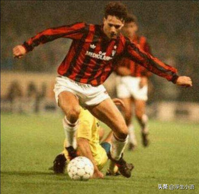 支点中锋踢前腰,足球支点中锋的位置和打法