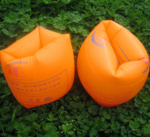 车辆入水逃生视频,汽车入水如何安全逃生