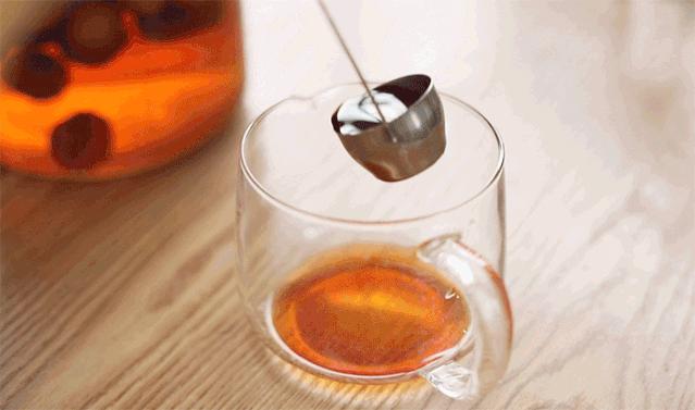 一个女人在家喝果酒,女孩子可以喝自己做的果酒吗