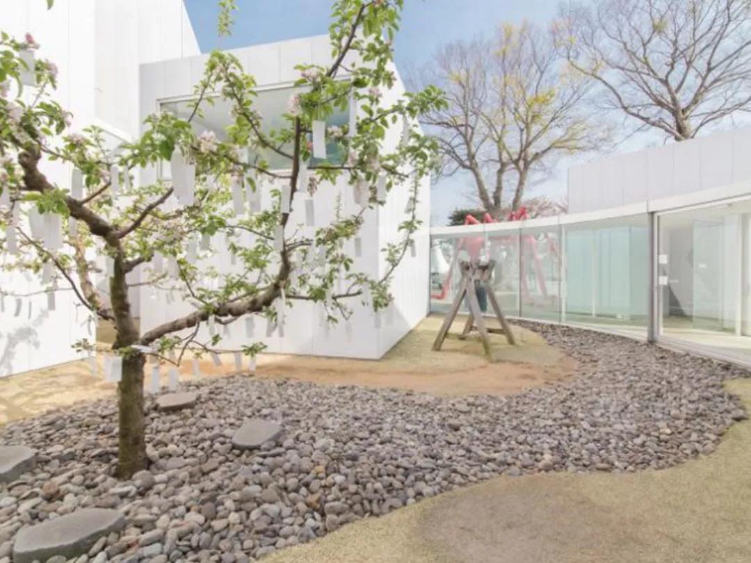 白天打卡33组奇妙的巨大装置，夜晚欣赏蓝色的光之海洋