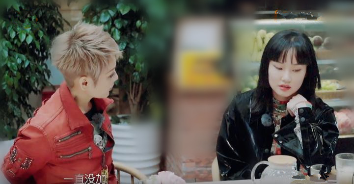 暖心郁可唯唱歌,郁可唯羽绒服蓝色