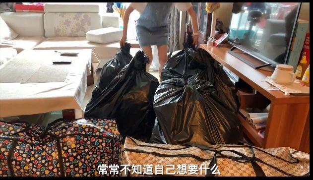 28岁郑爽卧室曝光引热议：“性冷淡”的人生，真的很爽