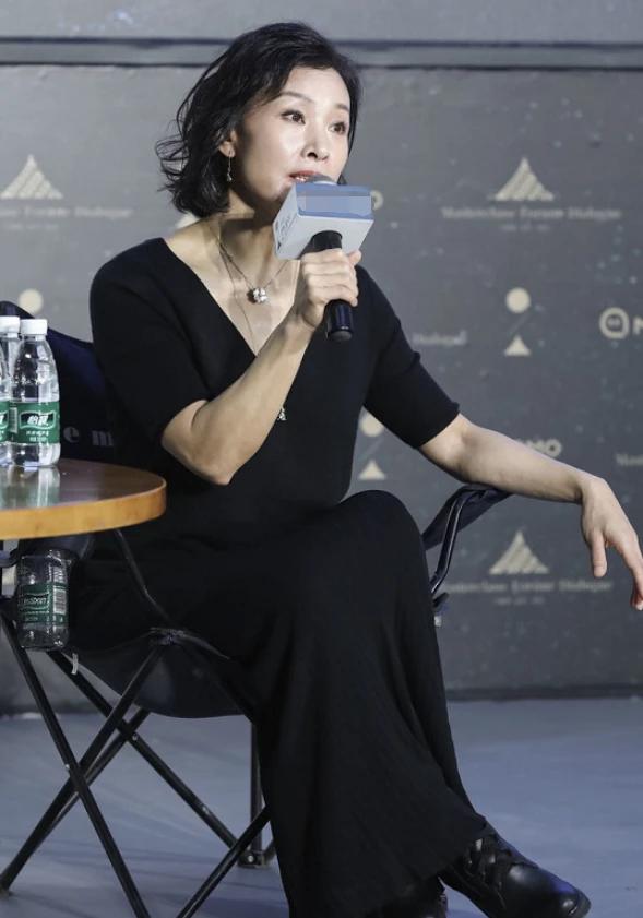 陈冲深v领礼服及吊带裙,陈冲惊艳西方人