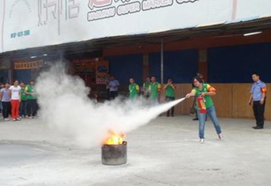 二氧化碳灭火器使用操作视频,灭火器的操作与使用示范教案