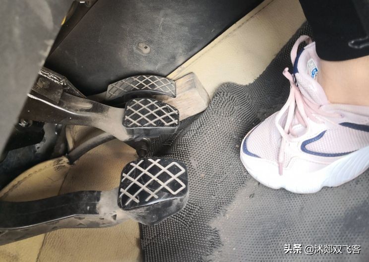 练车考试老是熄火是怎么回事,为啥考试的车一起步就熄火