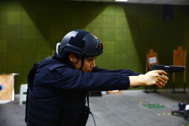 特警执勤妹妹高考考场,特警遇到武警妹妹