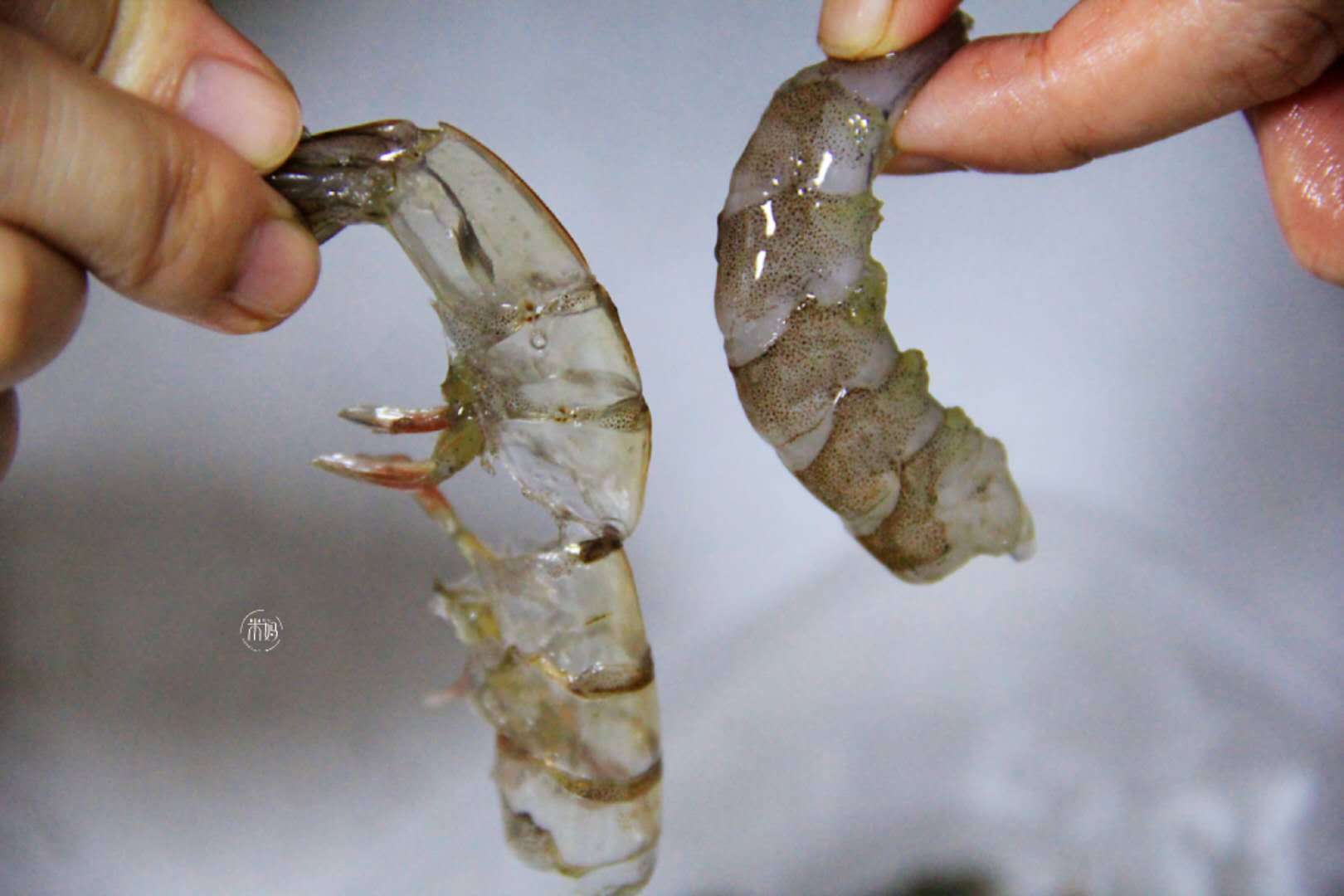 原来剥虾壳这么简单，学会这个诀窍，3秒去掉虾壳，轻松又完整