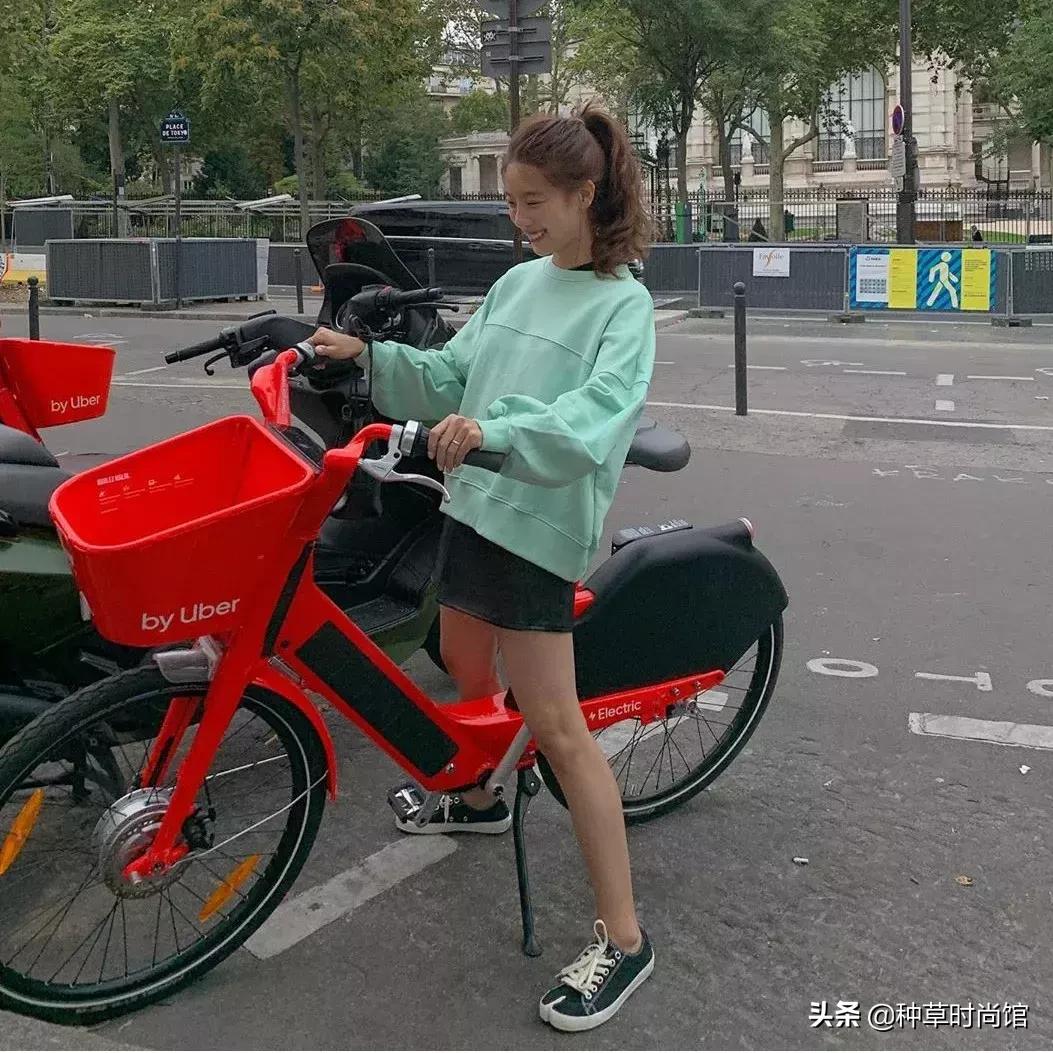 人手一件的卫衣怎么穿才时髦高级,女孩穿什么颜色卫衣洋气