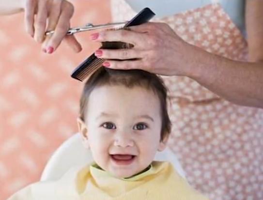 小宝宝理发总是哭闹怎么办,如何给小孩理发不哭闹