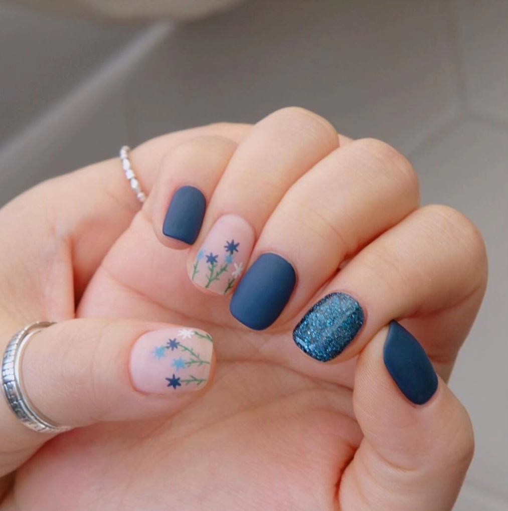 万能的亮片美甲不仅让你的指尖更出众，还会让你拥有好心情哦！