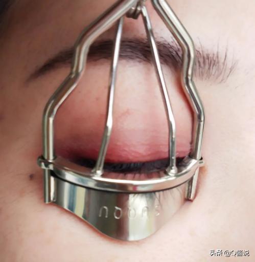 怎么用睫毛夹夹睫毛简单易学,电动睫毛夹太阳花睫毛