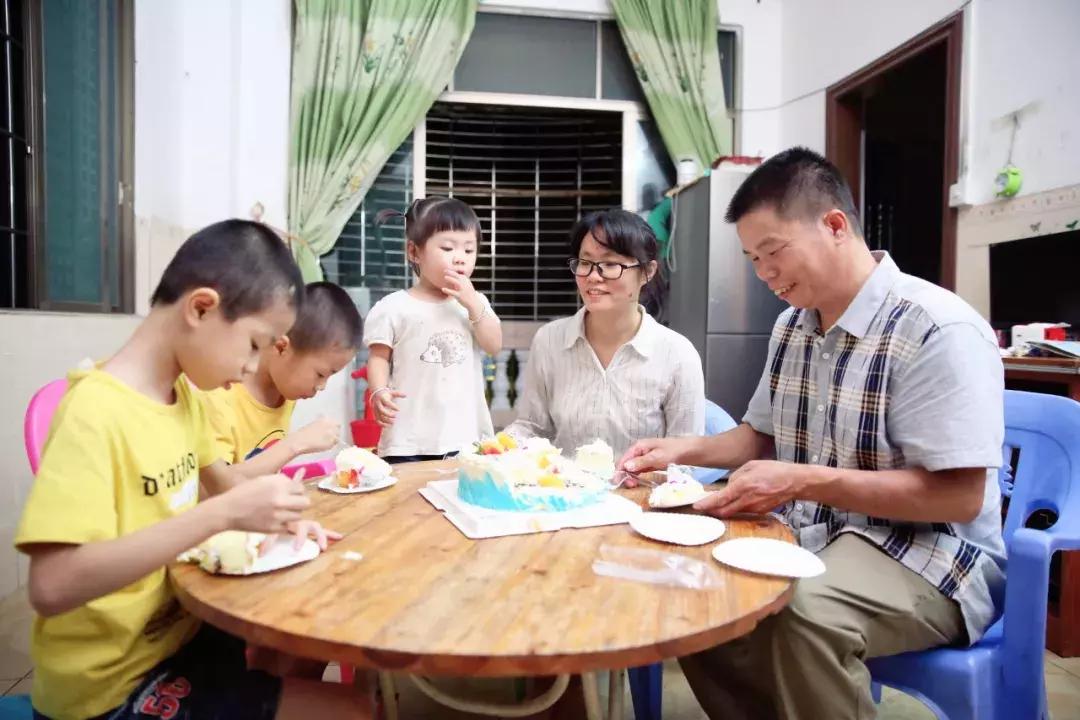 绕地球两圈半,绕地球跑三圈