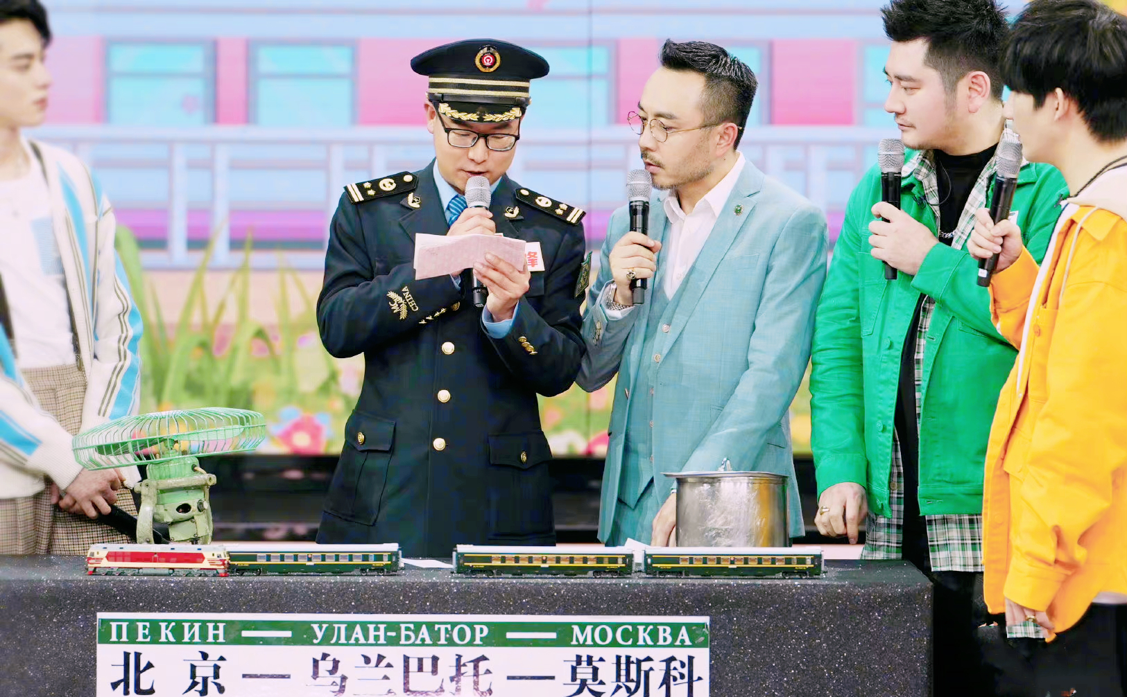 这趟没信号的火车，全程7891公里行驶131小时，价格贵却一票难求