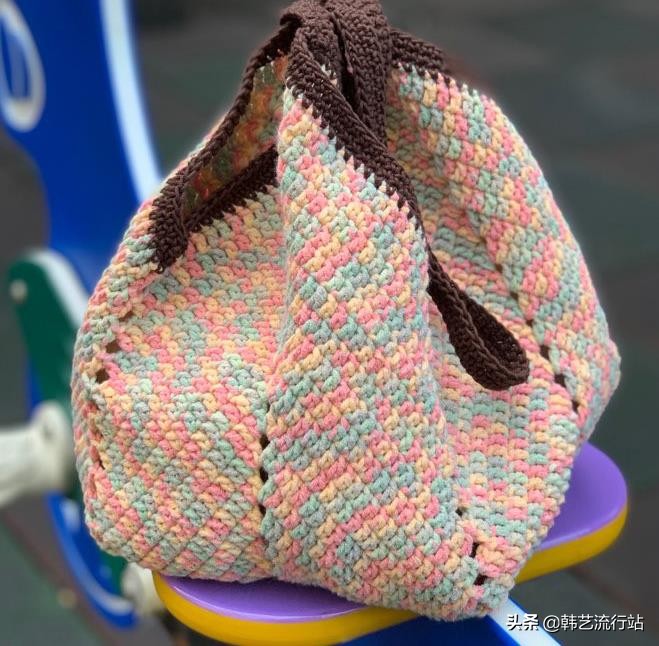 手工钩针编织手提包成品,钩针编织时尚又漂亮的女生手提包