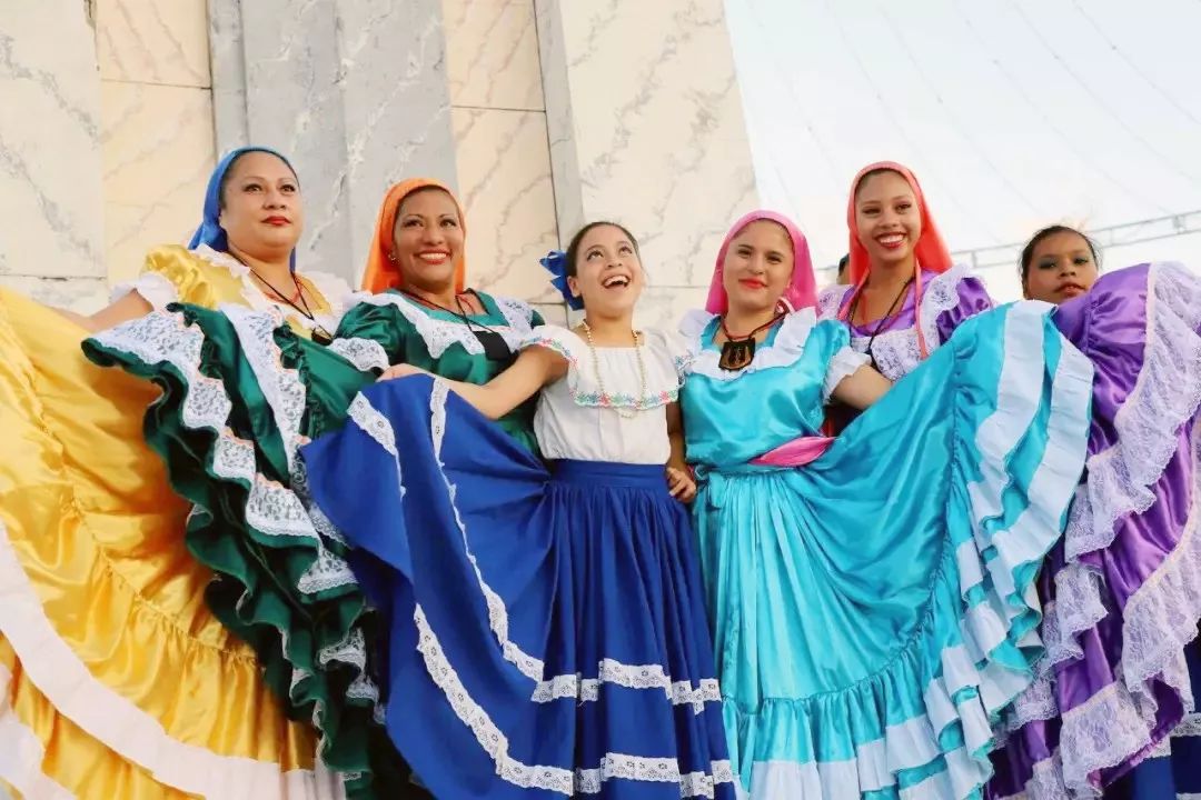 他一人一车环游五大洲，遭连环抢劫，却看见最美的风景