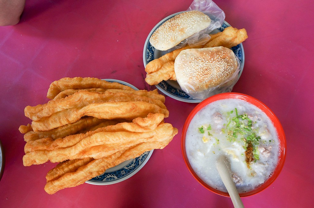 1斤面2个鸡蛋炸油条的配方,家庭面粉鸡蛋炸油条的做法