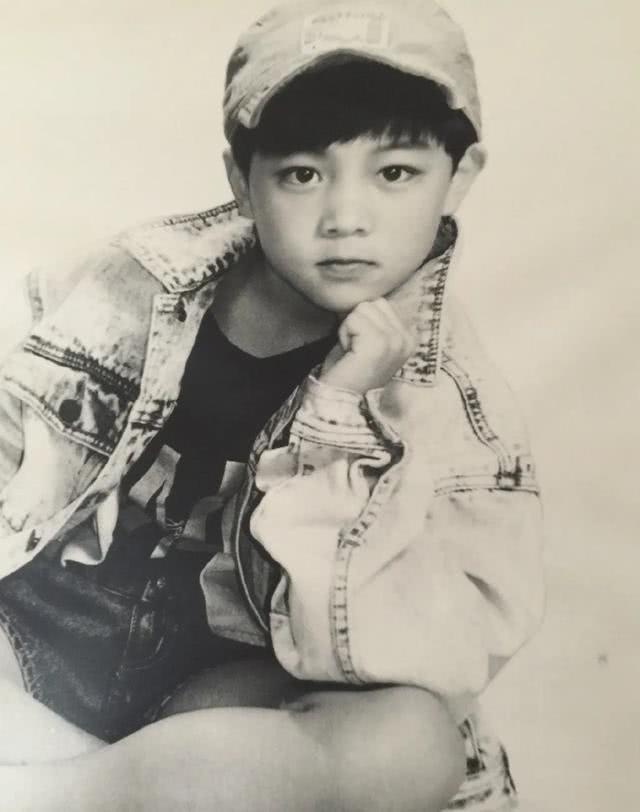 “三毛”34岁了！8岁爆火，14岁谢顶，植发挨300多针，如今变帅哥