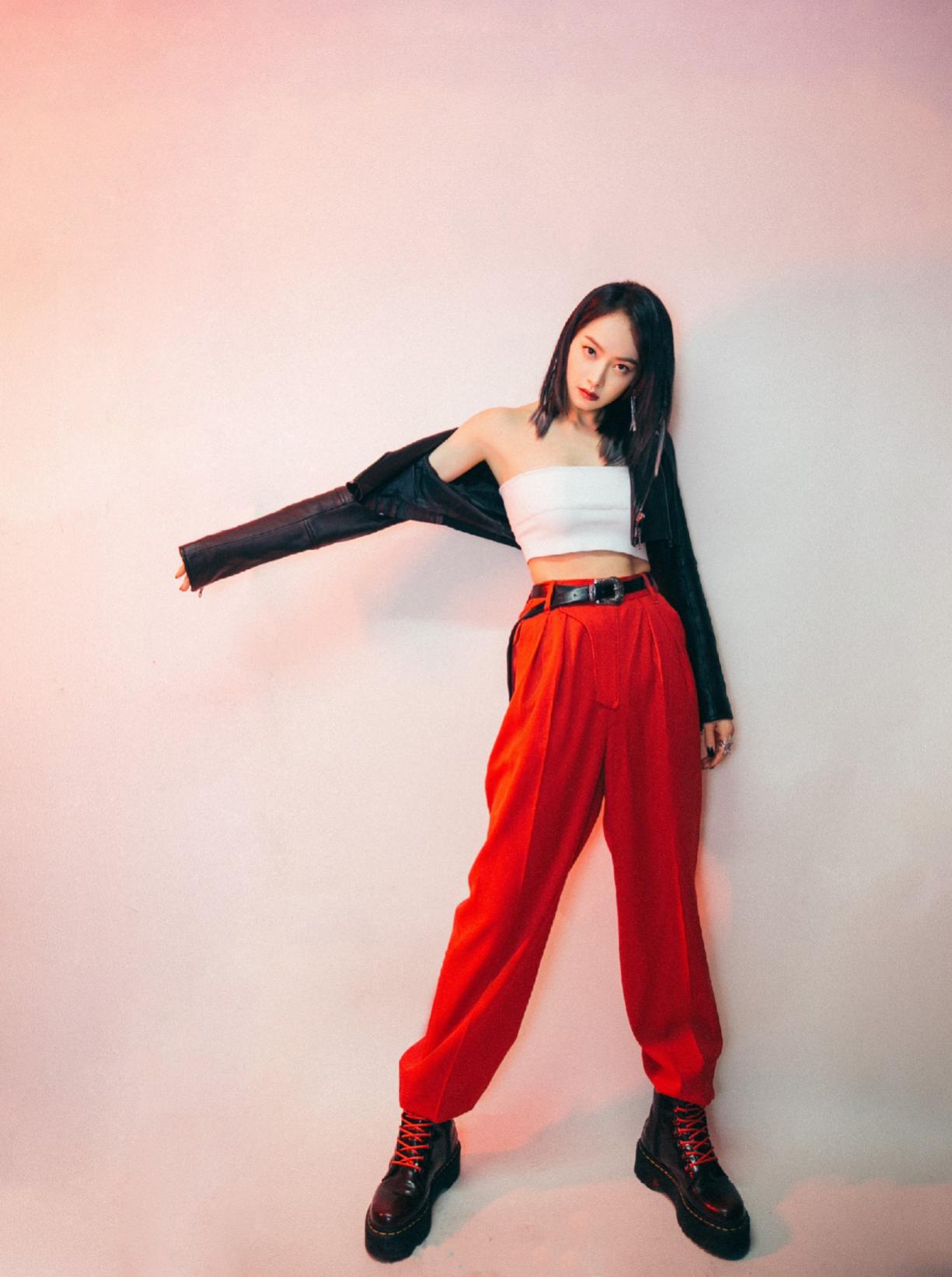 高圆圆一条土掉渣的碎花裙,高圆圆一袭长裙微露香背好看至极