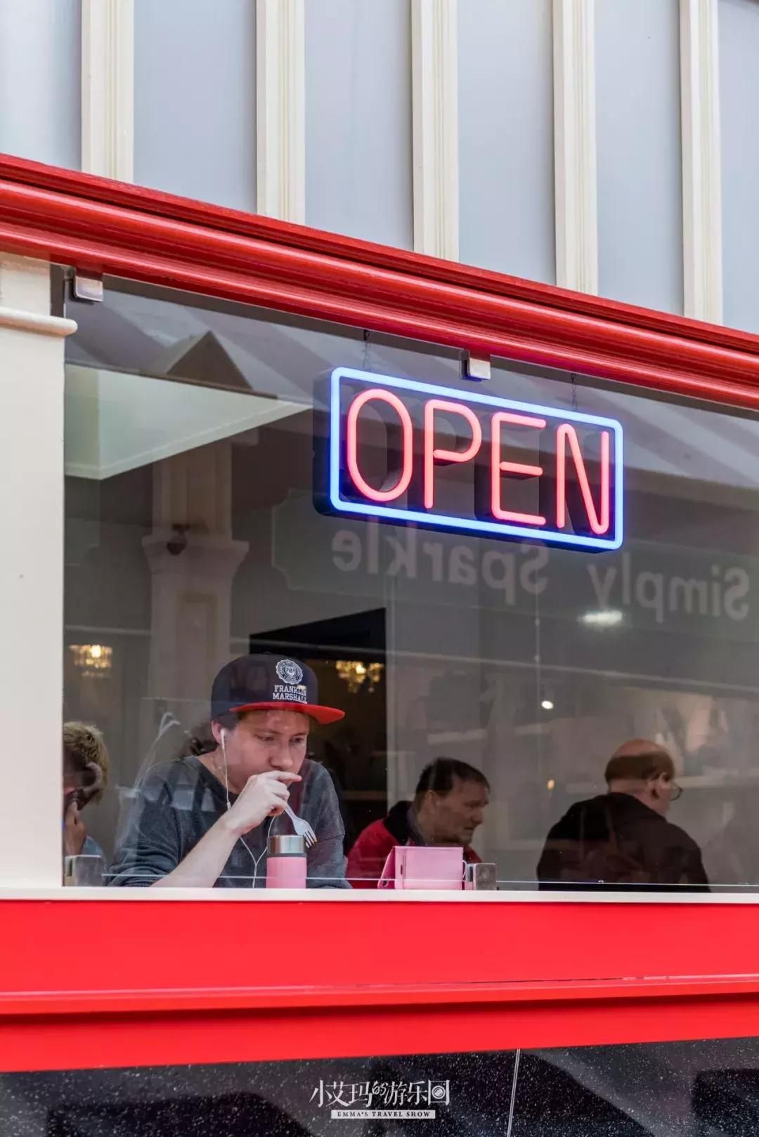 纽卡斯尔,店主为我弹奏了一把十万元的吉他