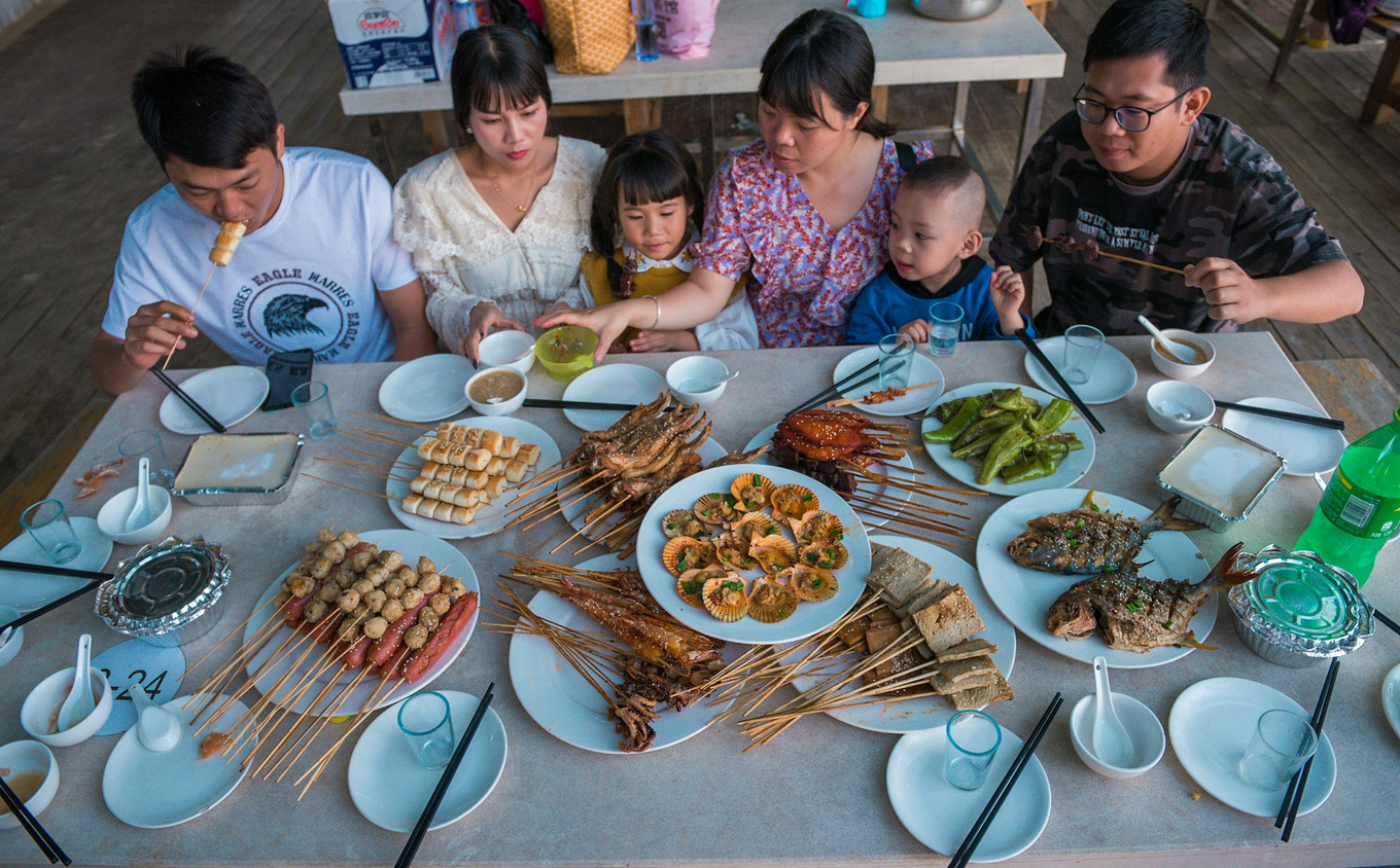 你在南方瑟瑟发抖，我在这里遛娃、看猴、赶海····