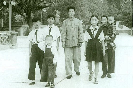 王鹤滨担任毛主席孩子们的家长，李讷为何对其不满：王叔叔不好